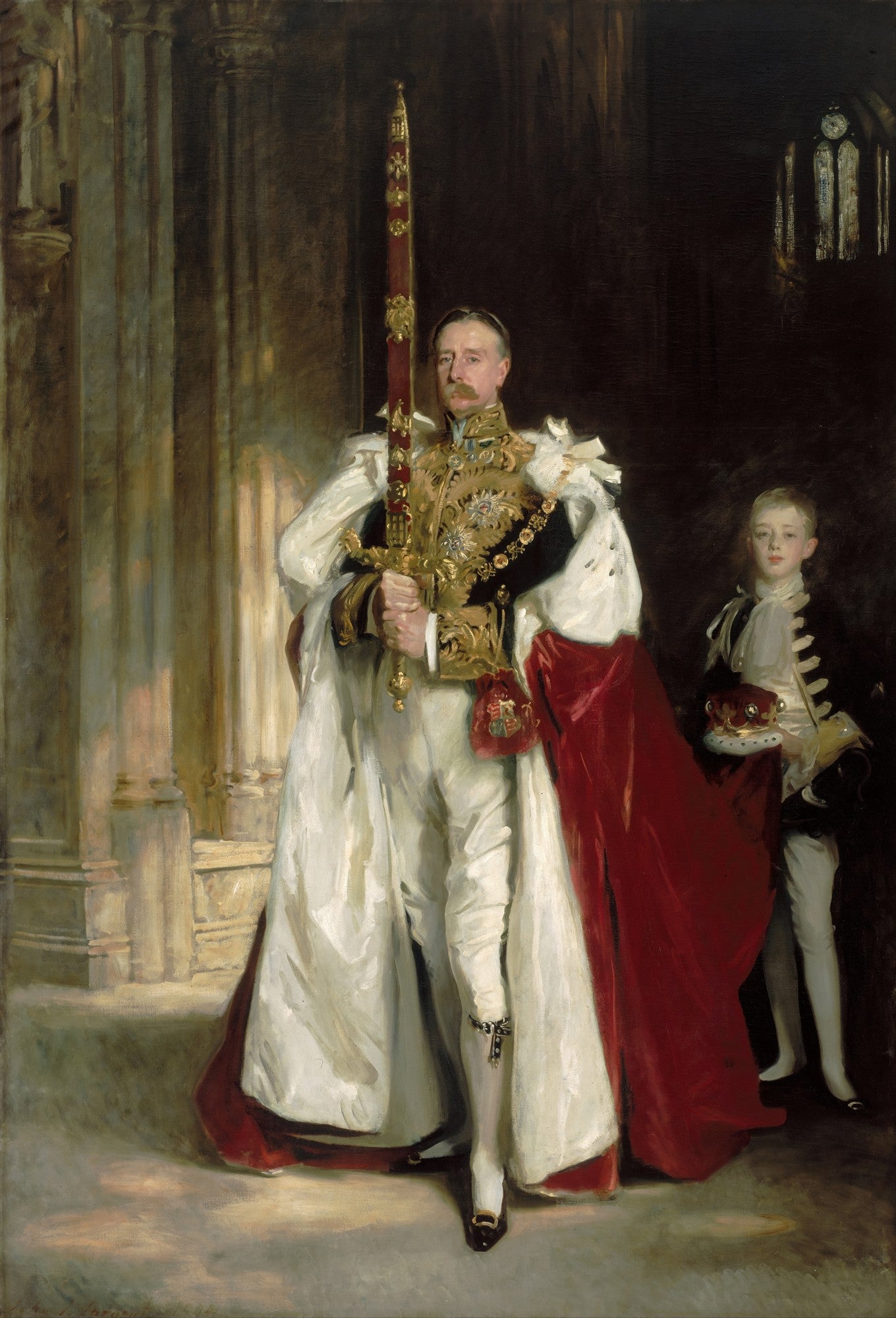 Retrato formal de corpo inteiro de um homem de meia-idade com bigode, vestindo trajes cerimoniais luxuosos, segurando uma espada grande, com um menino ao seu lado, ambos em um cenário clássico com colunas e uma janela gótica.