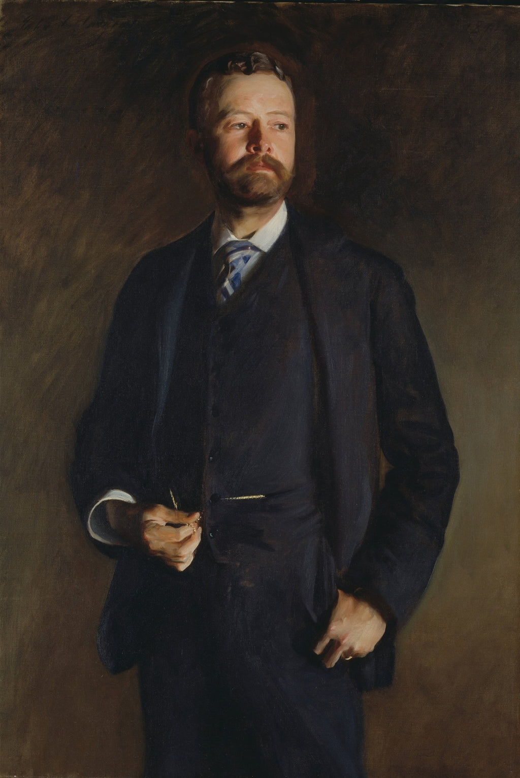 Retrato a óleo de um homem de barba e bigode, em terno escuro, olhando para o lado direito da tela, com luz incidindo sobre o rosto e a mão esquerda segurando um objeto dourado. Fundo escuro e neutro.