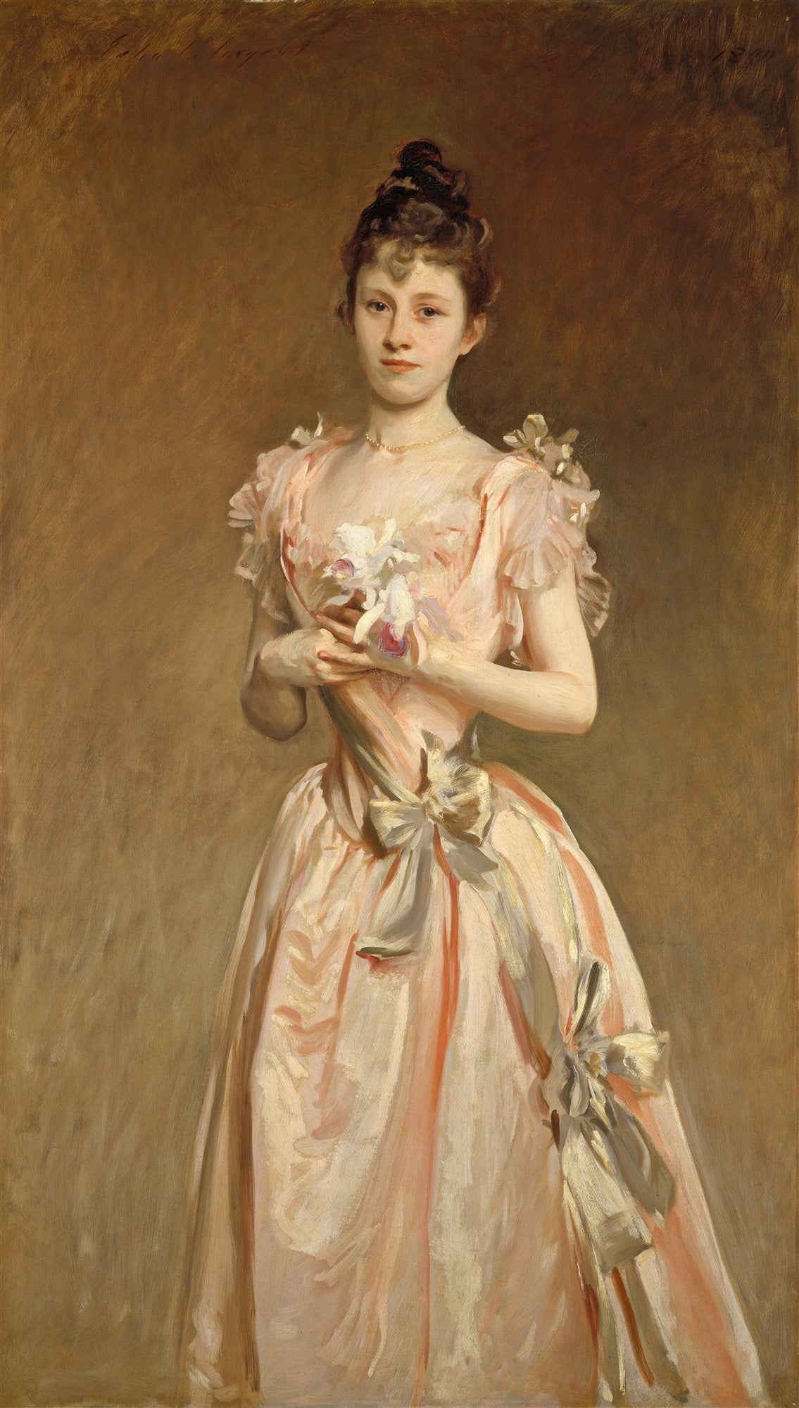 Retrato de mulher jovem de John Singer Sargent, vestindo um vestido rosa claro com babados e laços, segurando orquídeas brancas, com um fundo marrom neutro.