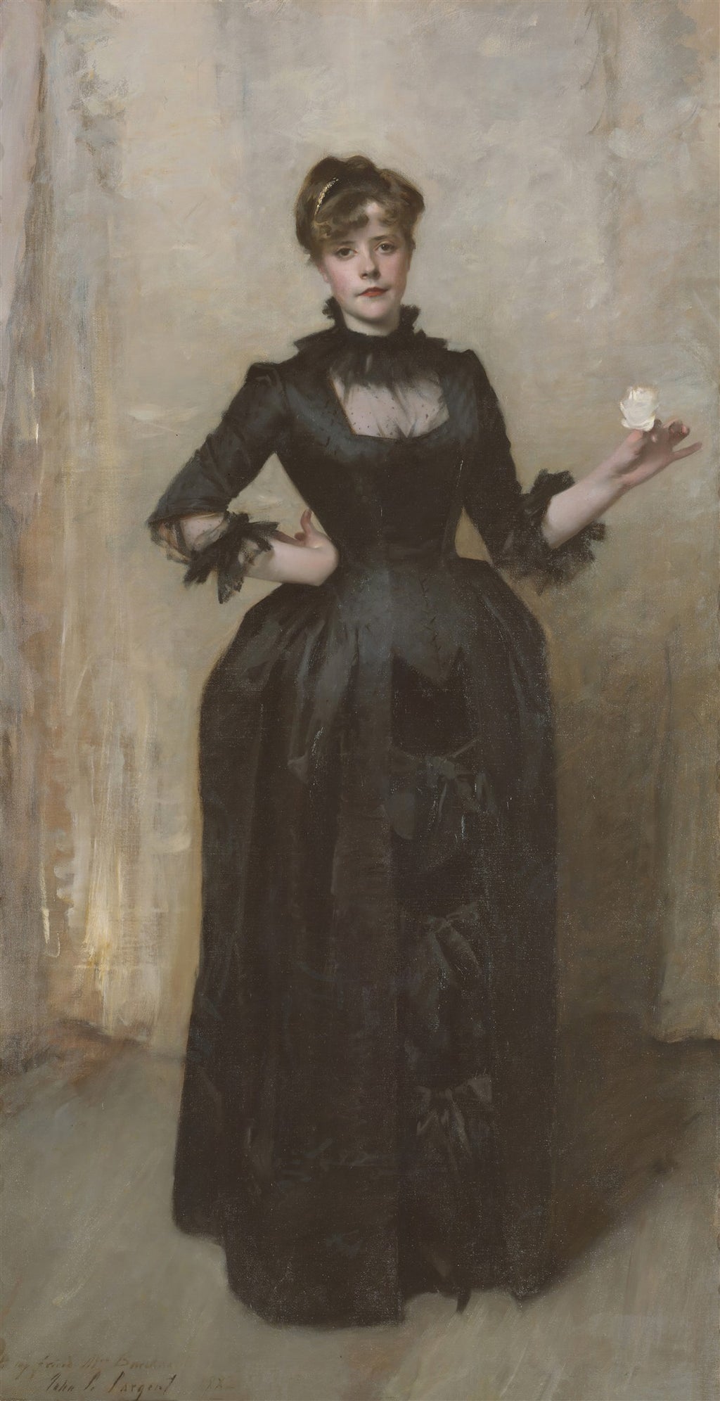 Retrato de corpo inteiro de uma senhora elegante em vestido preto com gola de renda, segurando uma rosa branca, pintado por John Singer Sargent. Fundo neutro e claro.