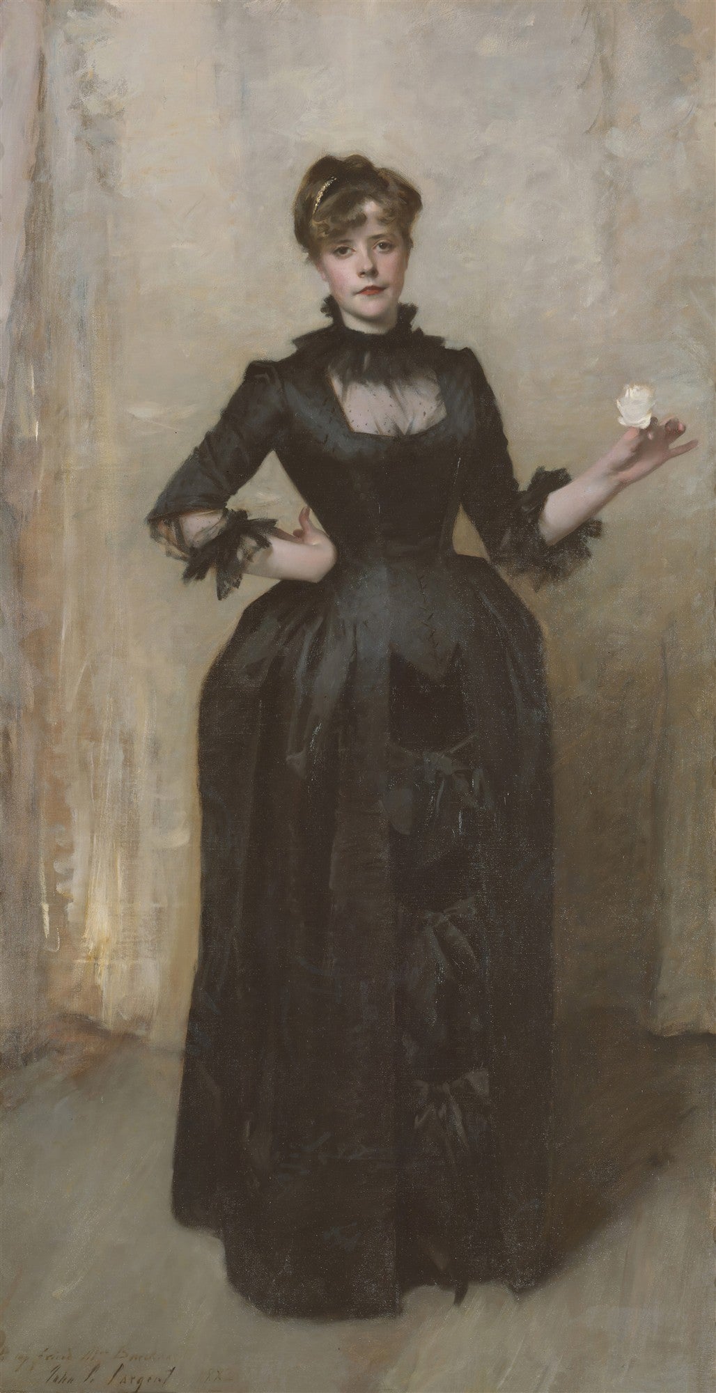 Retrato de corpo inteiro de uma senhora elegante em vestido preto com gola de renda, segurando uma rosa branca, pintado por John Singer Sargent. Fundo neutro e claro.