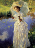 Pintura a óleo de John Singer Sargent mostrando uma mulher elegante com um vestido branco e sombrinha branca, à beira de um lago azul-púrpura com nenúfares, sob a luz do sol.