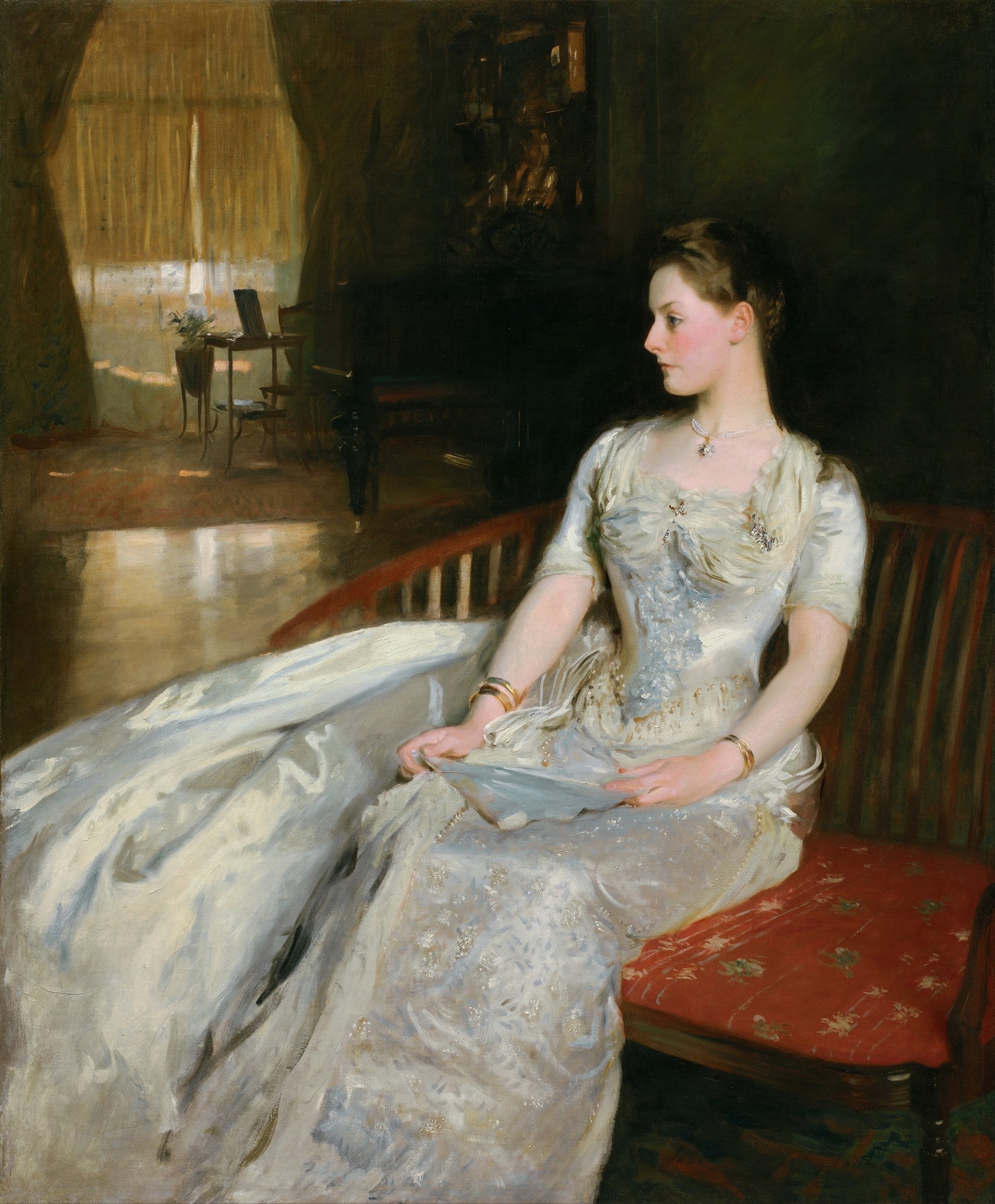 Retrato de uma mulher sentada, Lady Agnew of Lochnaw, vestindo um elegante vestido branco de seda com detalhes em renda e joias, olhando para a direita. A luz do sol entra pela janela ao fundo, iluminando parte do cômodo. Pintura de John Singer Sargent.