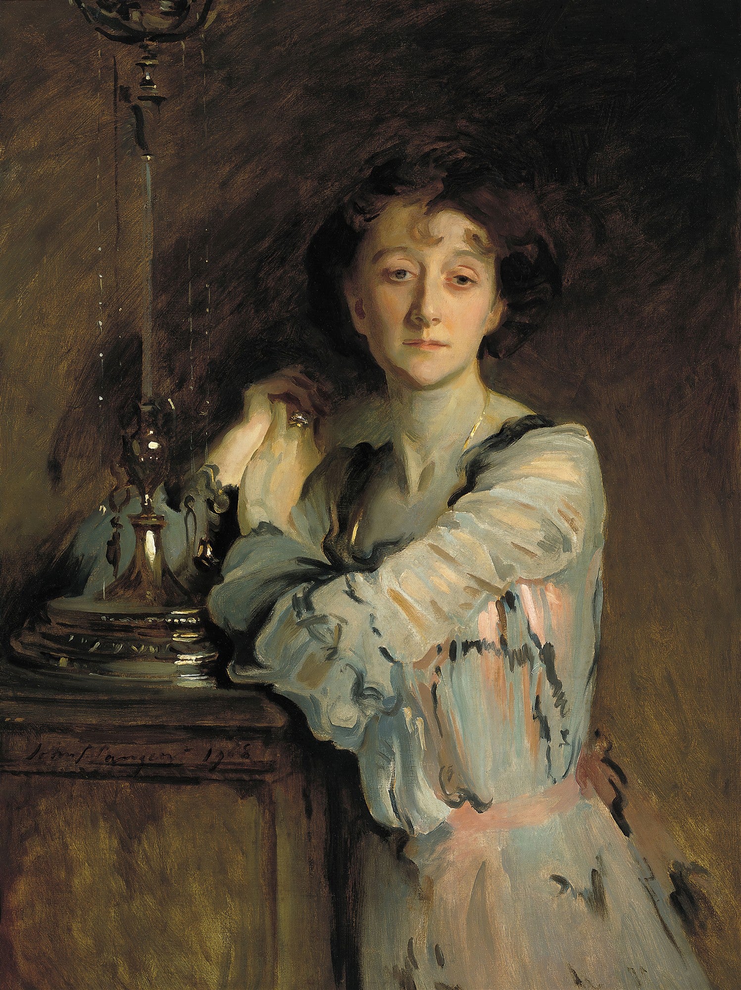 Retrato a óleo de John Singer Sargent, Mrs. Hugh Hammersley, mulher sentada com vestido azul claro e rosa, apoiada em móvel escuro com candeeiro, olhar direto e pensativo.