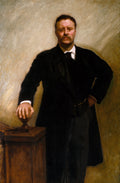 Retrato de corpo inteiro de Theodore Roosevelt, pintado por John Singer Sargent, com o presidente em pose formal, terno escuro e óculos, com a mão esquerda apoiada em um pedestal de madeira. O fundo é neutro e claro, destacando a figura.