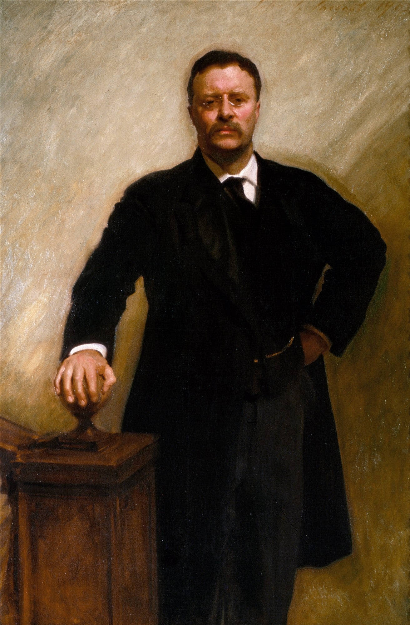 Retrato de corpo inteiro de Theodore Roosevelt, pintado por John Singer Sargent, com o presidente em pose formal, terno escuro e óculos, com a mão esquerda apoiada em um pedestal de madeira. O fundo é neutro e claro, destacando a figura.