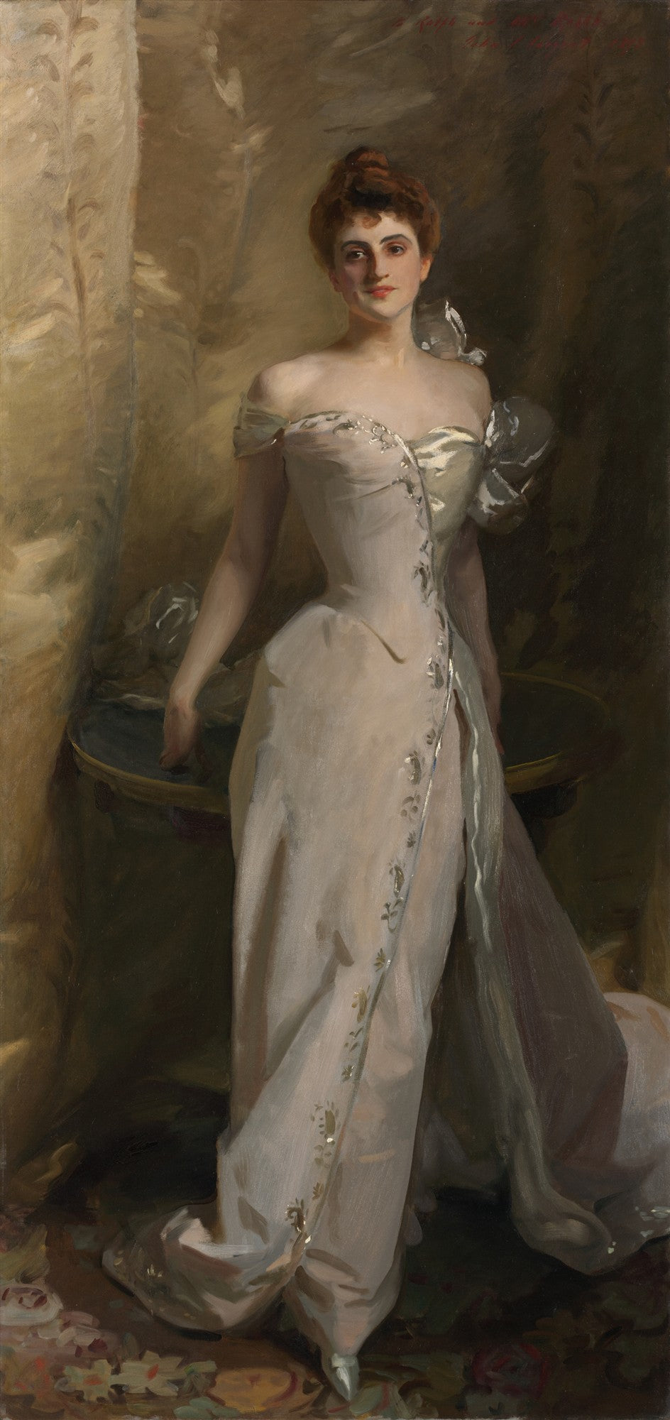 Retrato de corpo inteiro de Mrs. Hugh Hammersley, pintado por John Singer Sargent, vestindo um elegante vestido de gala branco-pérola com detalhes prateados, em um ambiente interno com cortinas douradas.