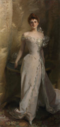 Retrato de corpo inteiro de Mrs. Hugh Hammersley, pintado por John Singer Sargent, vestindo um elegante vestido de gala branco-pérola com detalhes prateados, em um ambiente interno com cortinas douradas.
