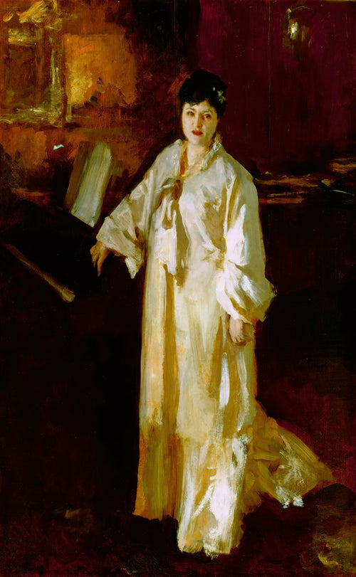 Retrato de corpo inteiro de uma mulher com vestido branco de mangas bufantes, em estilo solto de pintura a óleo, com fundo em tons de marrom e vermelho escuro. A mulher tem cabelos escuros e uma expressão serena.