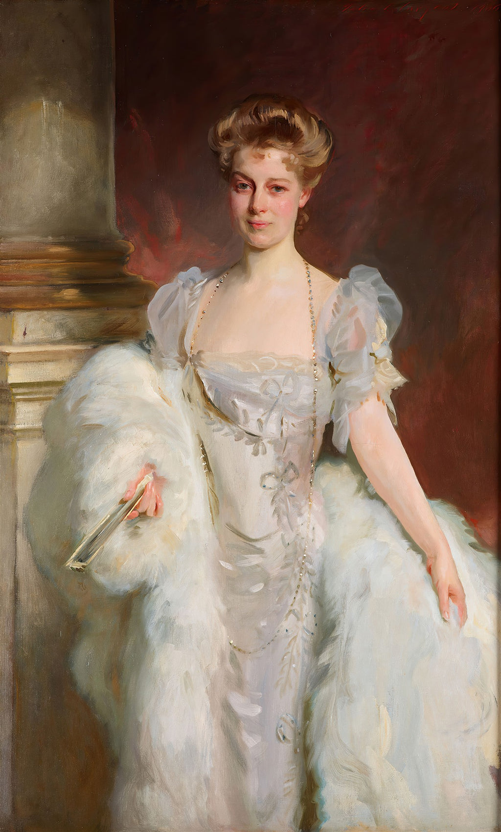 Retrato de corpo inteiro de uma mulher elegante, Mrs. Hugh Hammersley, vestindo um vestido branco e um casaco de pele, segurando um leque, pintado por John Singer Sargent. O fundo é um tom avermelhado escuro e há uma coluna no lado esquerdo.