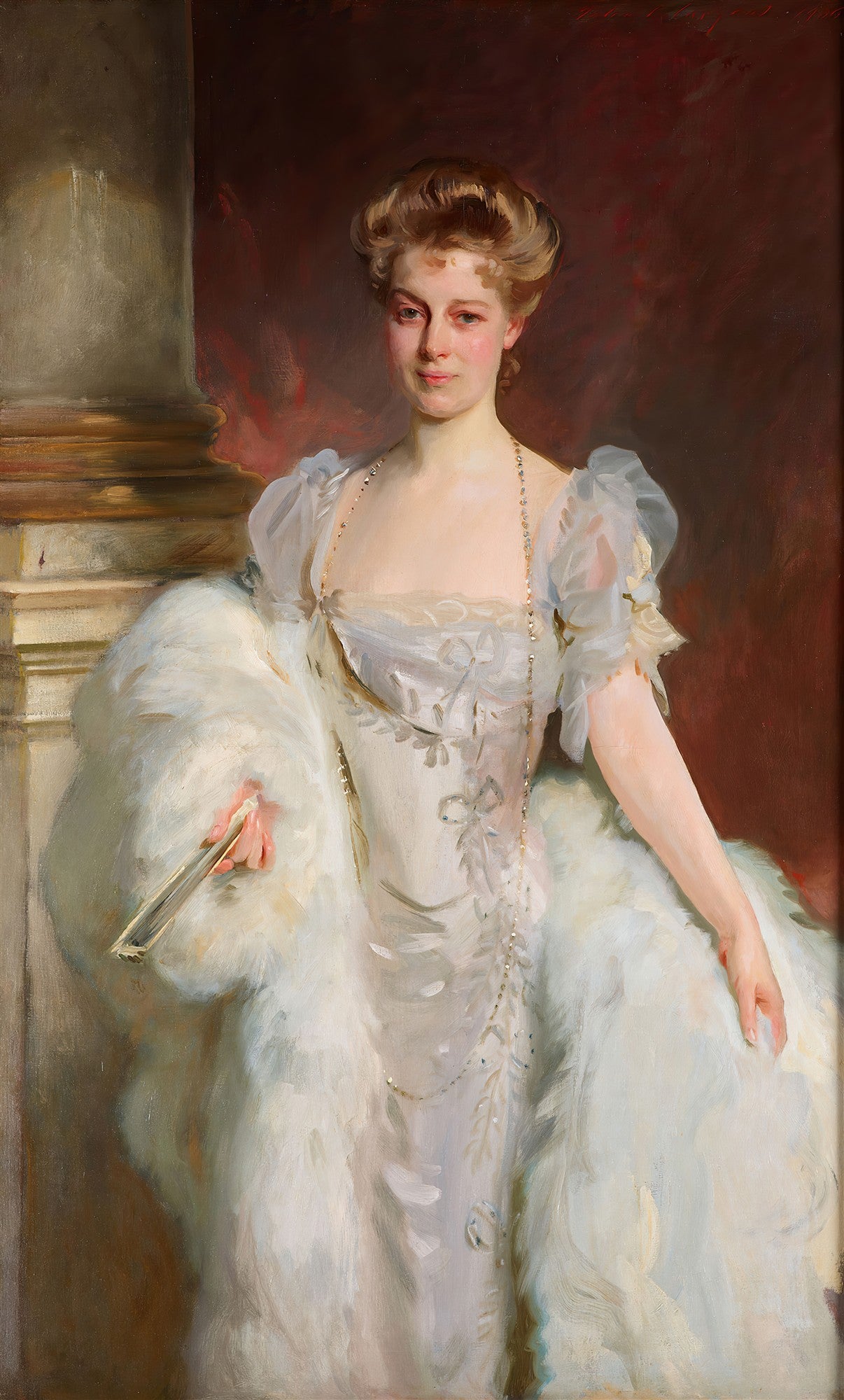 Retrato de corpo inteiro de uma mulher elegante, Mrs. Hugh Hammersley, vestindo um vestido branco e um casaco de pele, segurando um leque, pintado por John Singer Sargent. O fundo é um tom avermelhado escuro e há uma coluna no lado esquerdo.