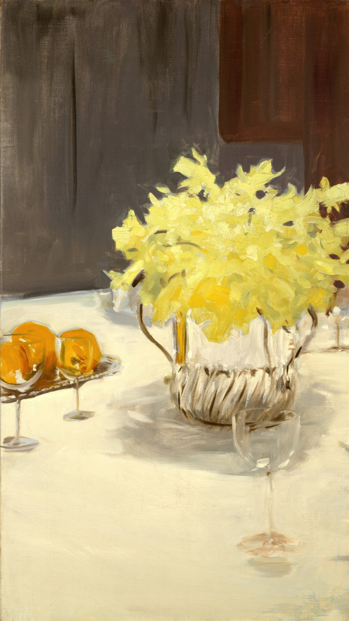 Pintura a óleo de John Singer Sargent, 'Vaso de Flores e Frutas', mostrando um arranjo floral amarelo brilhante em um vaso de prata, com laranjas e taças de vinho em uma mesa coberta por toalha branca. Ao fundo, um painel escuro e uma parede marrom avermelhada. Estilo impressionista com pinceladas soltas e foco na luz.