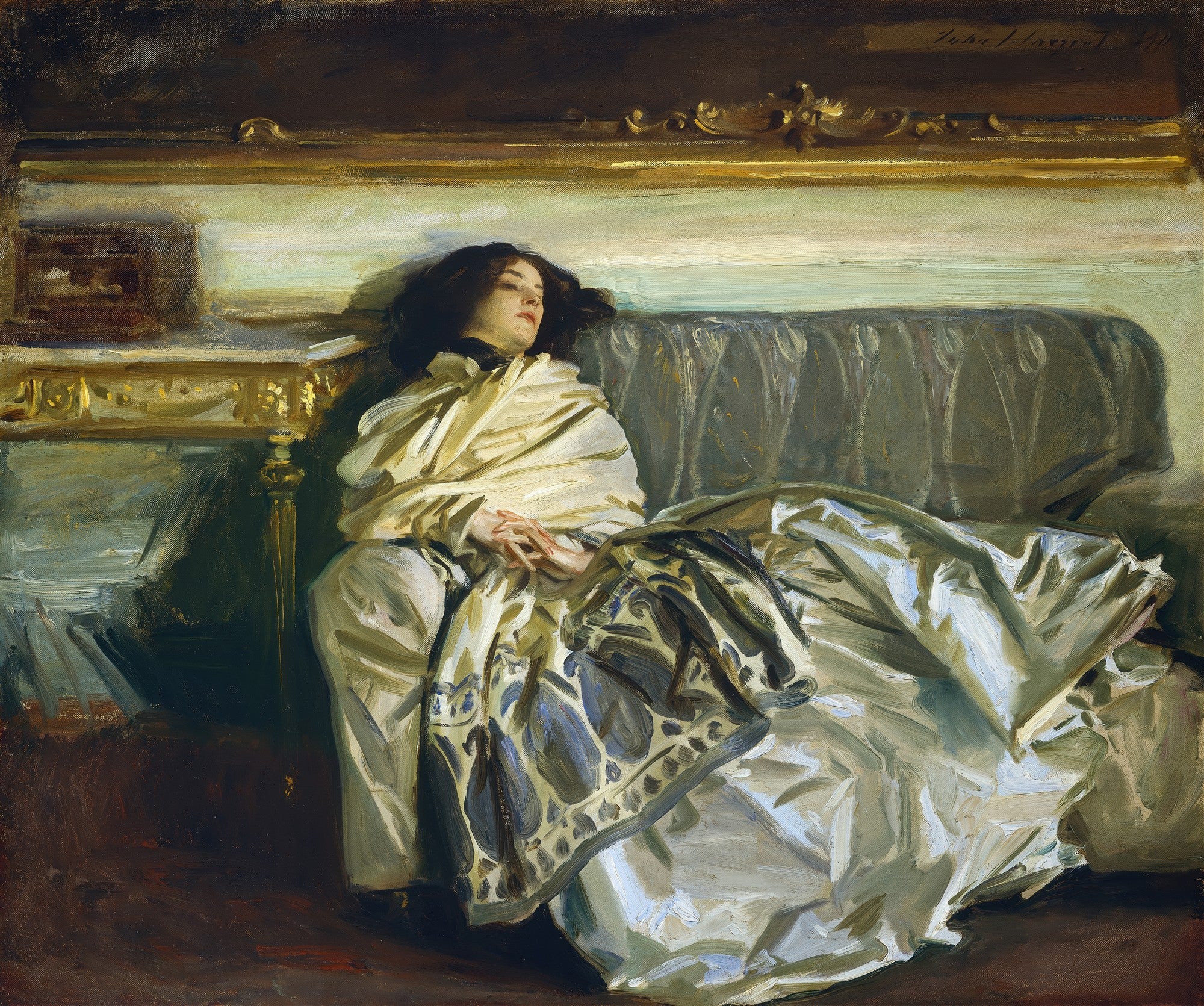 Pintura a óleo de John Singer Sargent, 'A Dama Adormecida', retratando uma mulher jovem deitada em um sofá, envolta em tecidos claros e esvoaçantes, com as mãos cruzadas, em um ambiente elegantemente decorado com detalhes dourados. A luz incide suavemente sobre ela.
