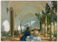 John Singer Sargent, 'Two Women Asleep in a Punt', mostra duas mulheres sentadas em uma mesa em uma arcada iluminada pelo sol. A luz entra por um jardim com colunas e folhagens, criando sombras dramáticas. Uma estátua branca pode ser vista ao fundo. A cena sugere um momento de relaxamento e contemplação em um ambiente mediterrâneo.