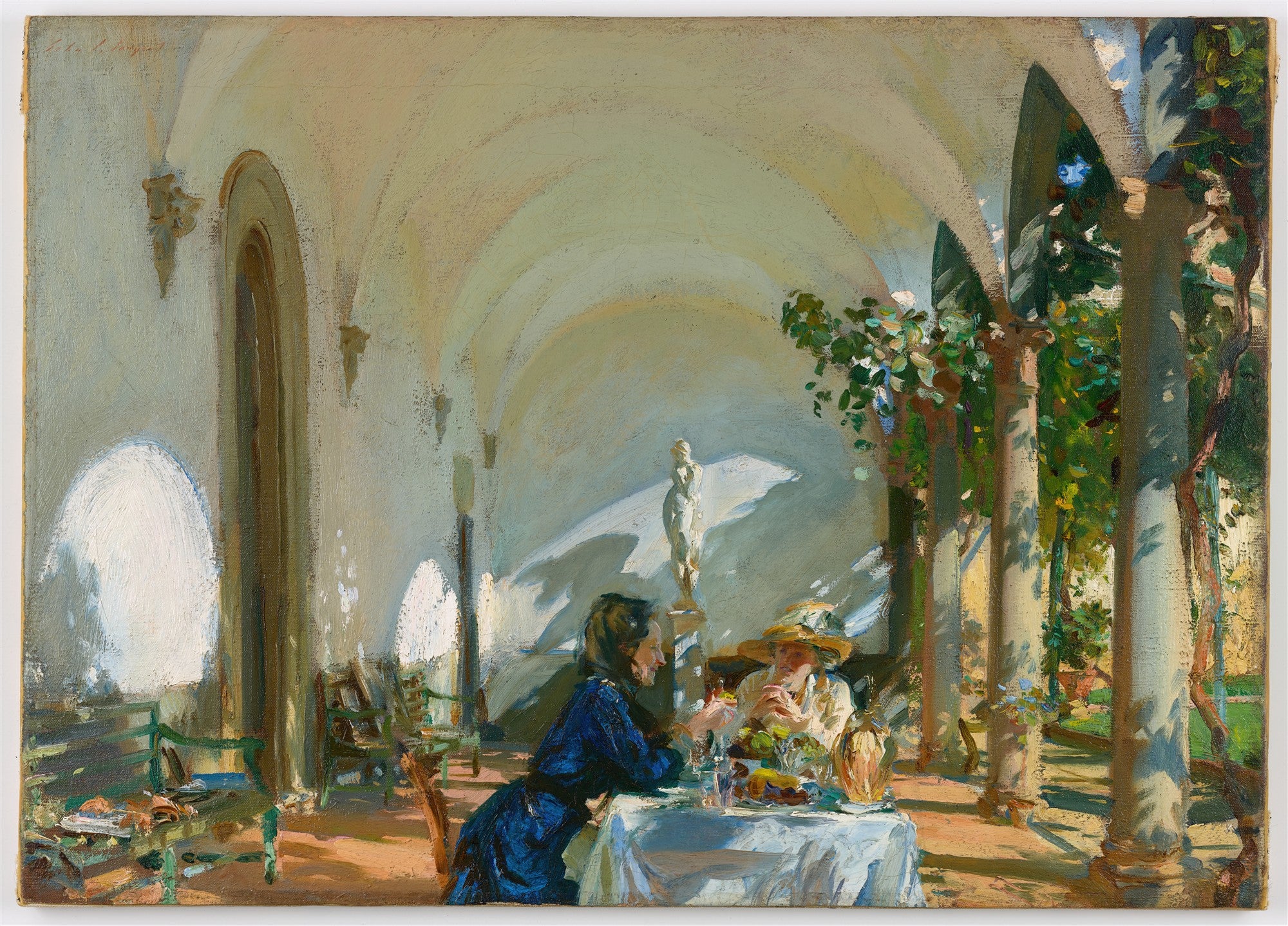 John Singer Sargent, 'Two Women Asleep in a Punt', mostra duas mulheres sentadas em uma mesa em uma arcada iluminada pelo sol. A luz entra por um jardim com colunas e folhagens, criando sombras dramáticas. Uma estátua branca pode ser vista ao fundo. A cena sugere um momento de relaxamento e contemplação em um ambiente mediterrâneo.