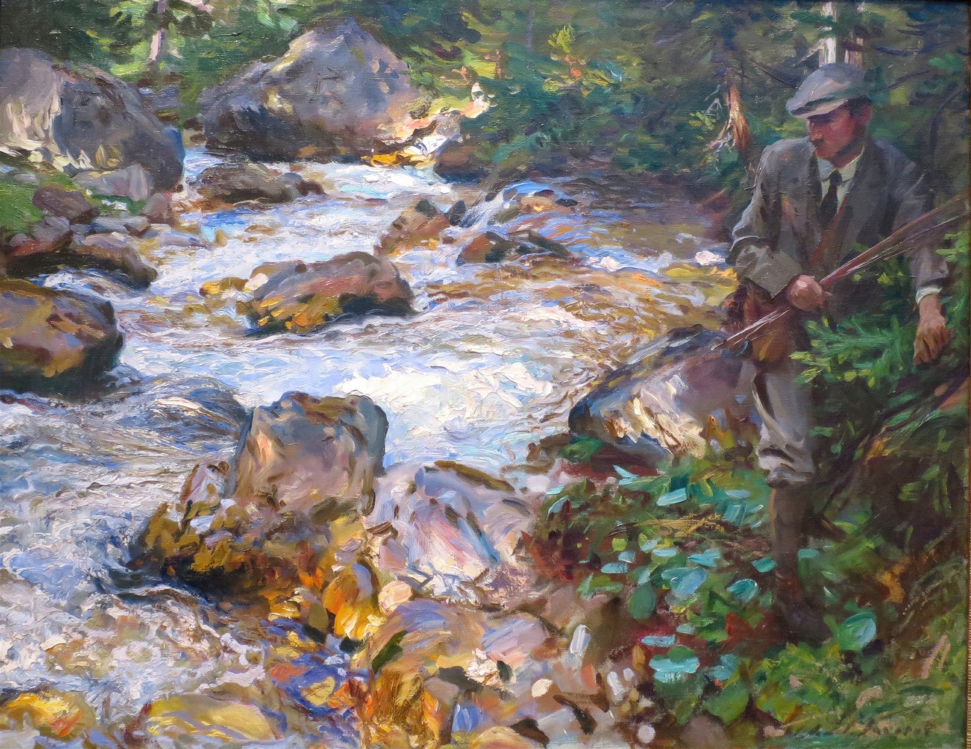 Pintura a óleo de John Singer Sargent mostrando um homem pescando em um riacho rochoso e agitado, cercado por vegetação densa e luz solar filtrada.