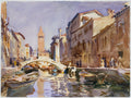 Quadro decorativo com aquarela de John Singer Sargent, 'A Venetian Canal', mostrando um canal em Veneza com barcos, uma ponte e edifícios em tons terrosos sob um céu azul claro.