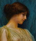 Retrato de perfil de uma jovem mulher com cabelos castanhos presos e vestindo uma túnica translúcida de cor clara, sobre um fundo azul-petróleo escuro. Obra de John William Godward.