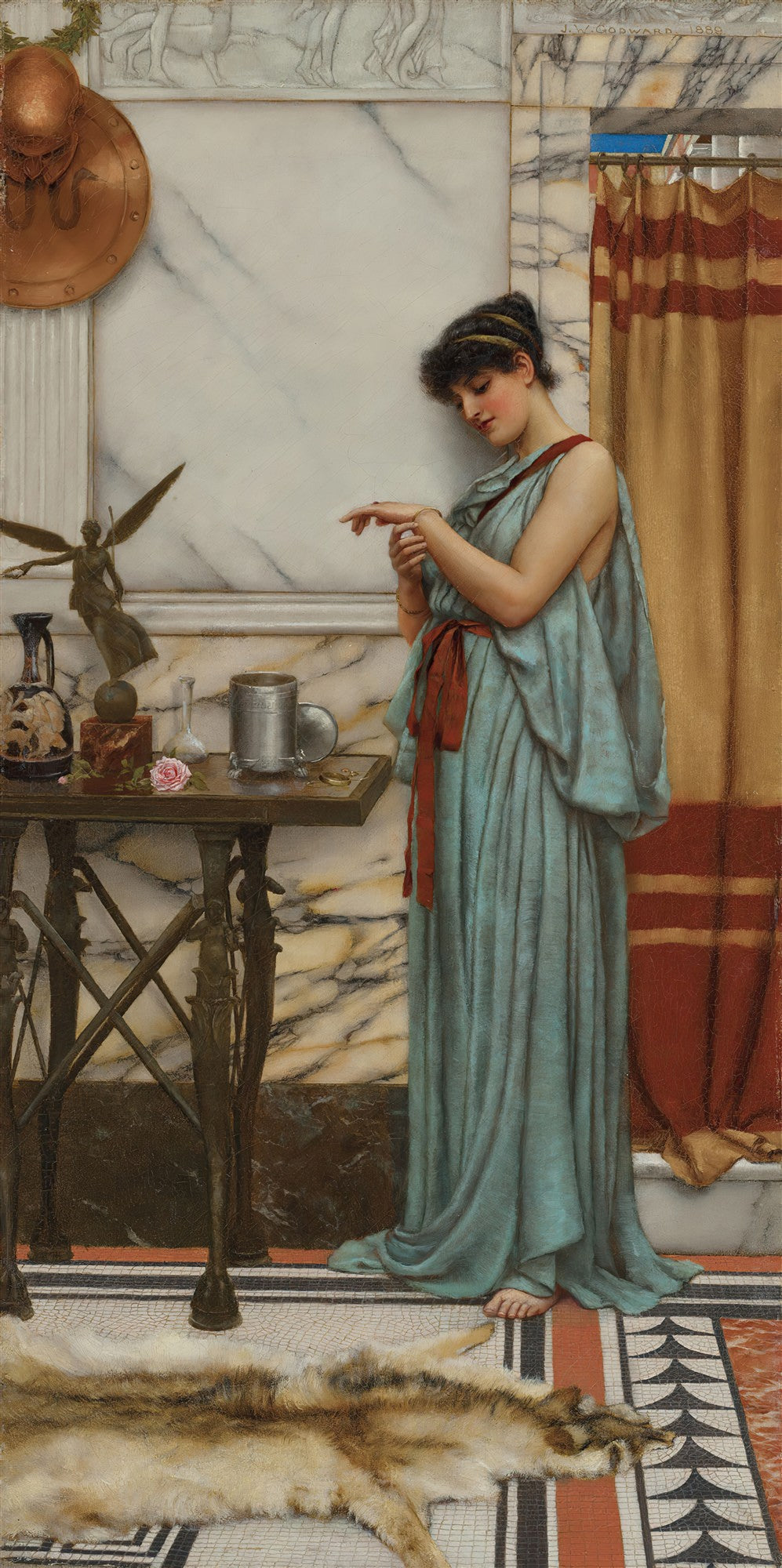 Quadro decorativo com uma mulher de vestido azul-esverdeado em um ambiente clássico, ajustando um bracelete. John William Godward.