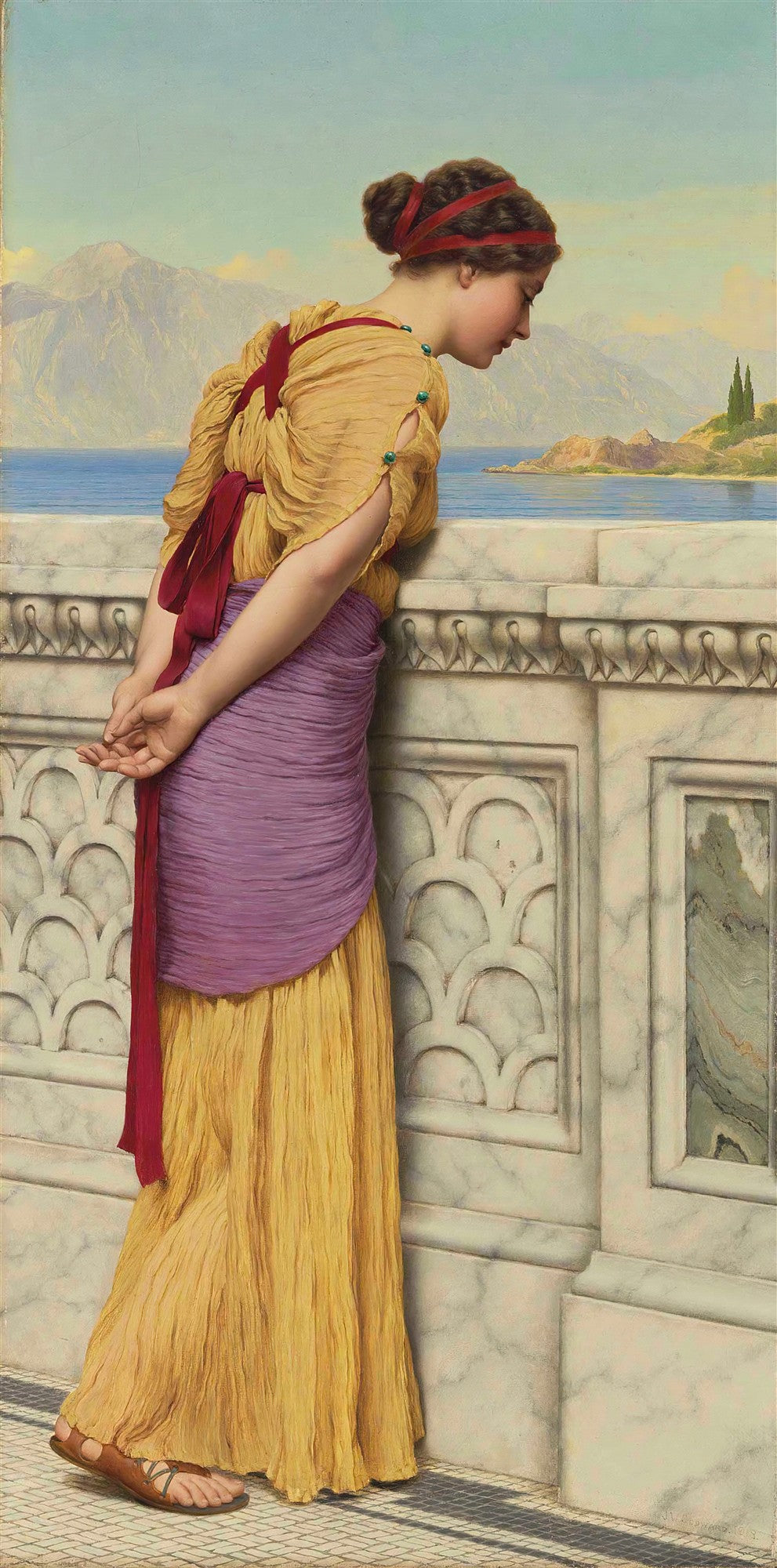 Mulher em trajes clássicos, com vestes amarelas e roxas, debruçada sobre um parapeito de mármore, olhando para o horizonte marítimo com montanhas e ilhas ao fundo. A cena é tranquila e contemplativa.