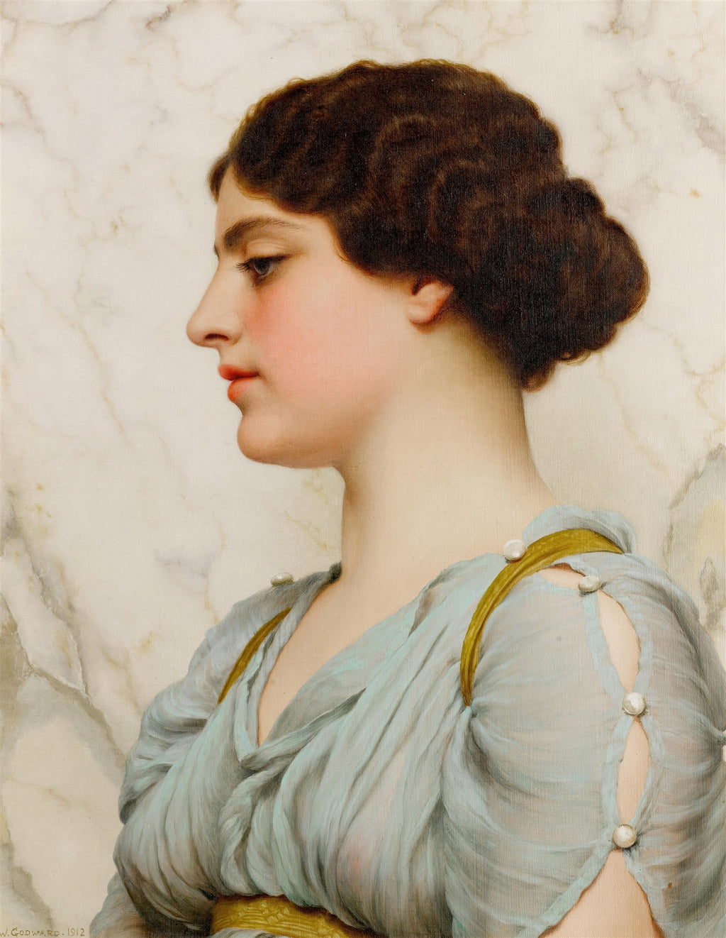 Retrato de perfil de uma jovem com cabelos escuros presos, vestindo uma túnica azul-claro, em frente a um fundo de mármore. Assinatura do artista John William Godward e ano 1912 no canto inferior esquerdo.
