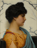 Retrato de perfil de uma jovem mulher com cabelo escuro preso, vestindo uma túnica laranja e um drapeado azul, sobre um fundo de mármore branco com veios escuros. Atribuído a John William Godward.