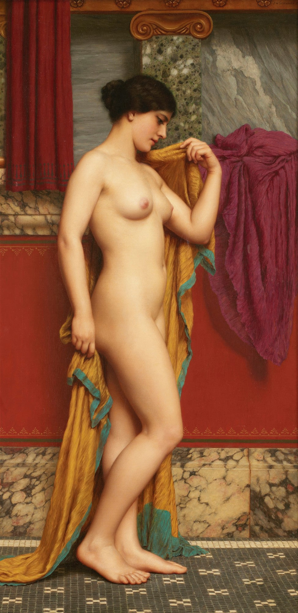 Uma mulher nua, de perfil, com cabelos escuros presos, segurando um pano amarelo e azul, em um ambiente com paredes vermelhas, mármore e cortinas.