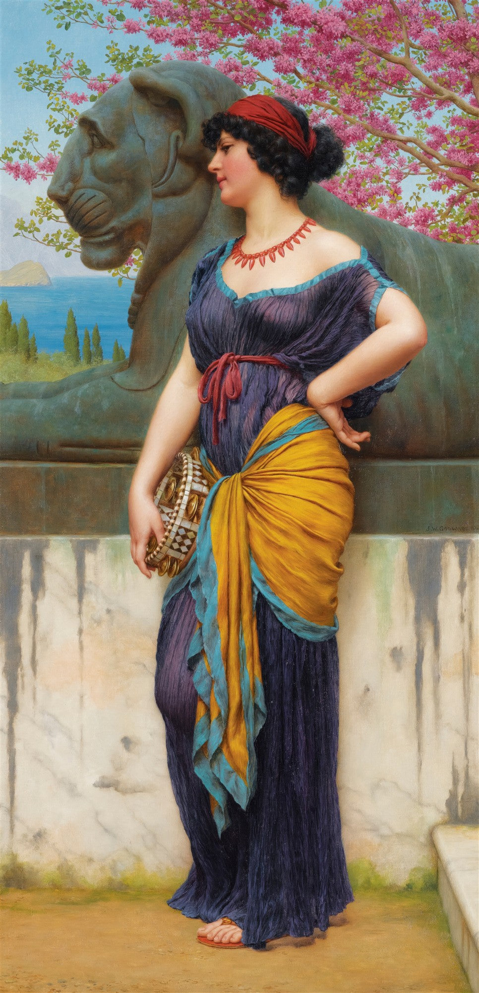 Mulher vestida em trajes clássicos, segurando um pandeiro, em frente a uma estátua de leão e um mar azul, sob uma árvore florida rosa, obra de John William Godward