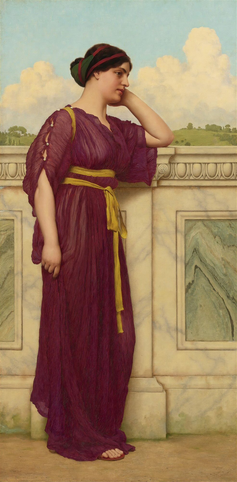 Mulher com vestido púrpura e faixa amarela, apoiada em balcão, olhando para o lado direito da tela, em um cenário de paisagem clássica com céu azul e nuvens brancas, obra de John William Godward.