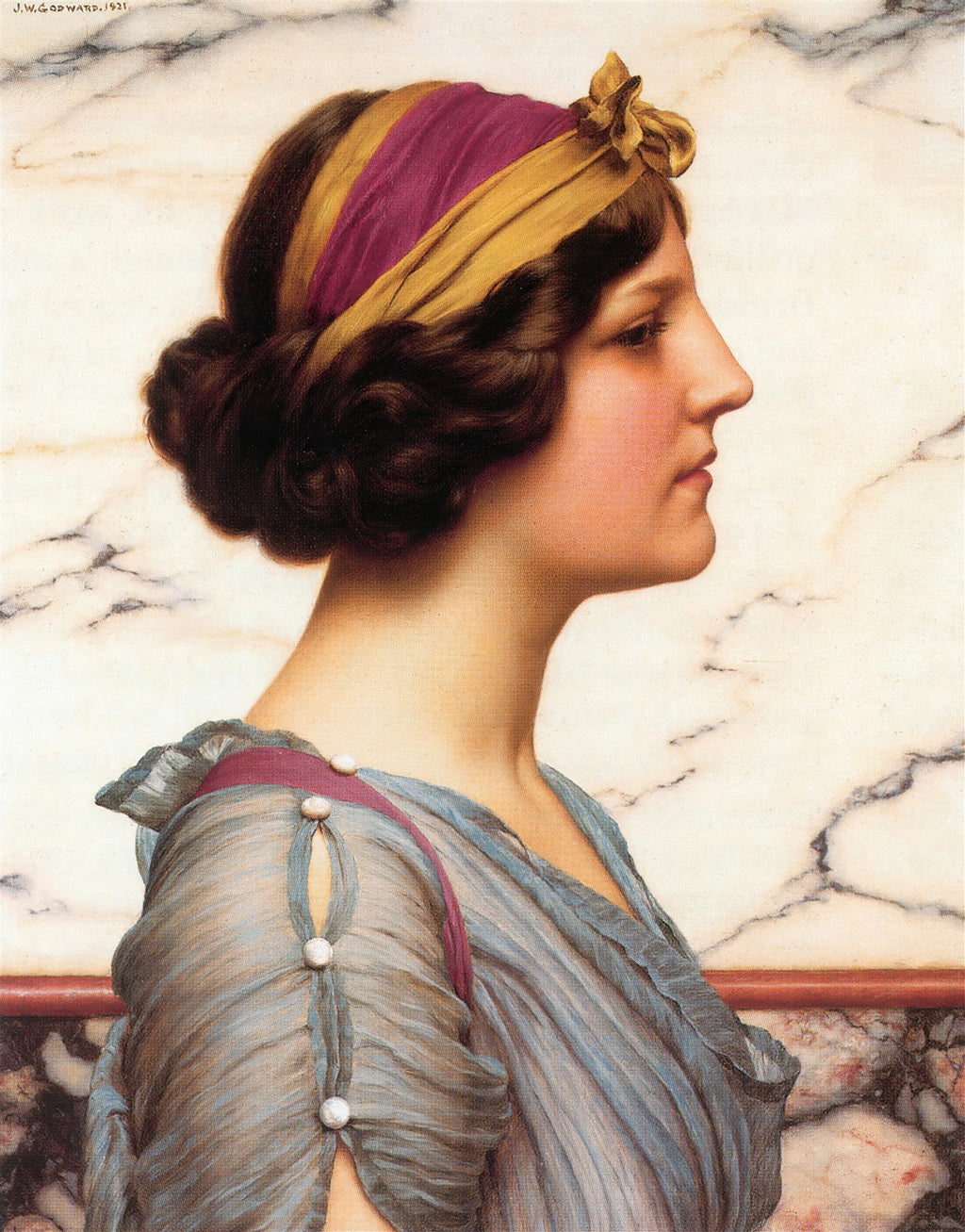 Retrato de perfil de uma jovem mulher com faixa roxa e dourada no cabelo, vestindo uma túnica azul plissada, sobre um fundo de mármore. Assinatura do artista J.W. Godward, 1921.