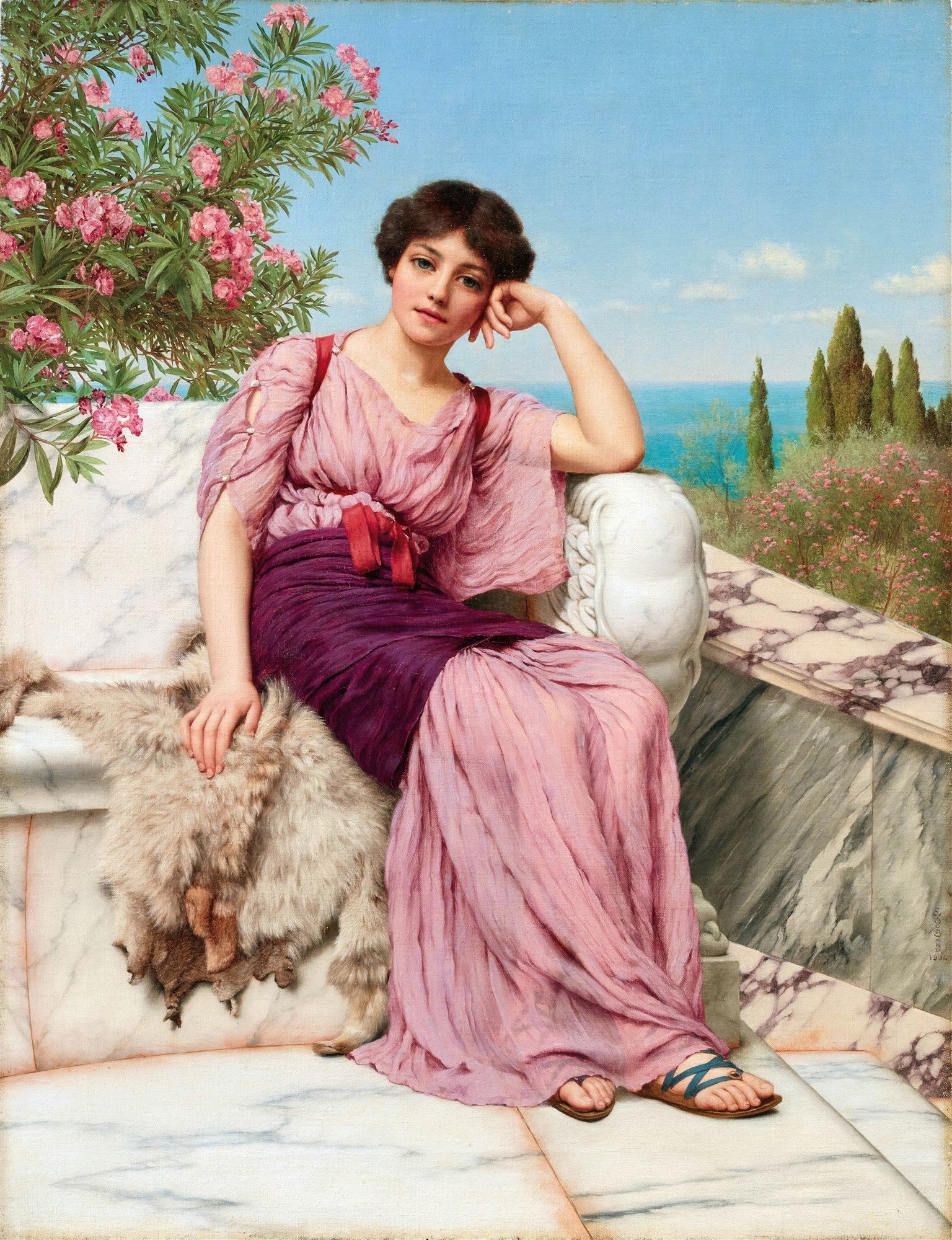 Quadro decorativo de John William Godward, mostrando uma jovem mulher sentada em um banco de mármore com vista para o mar e flores cor-de-rosa, em estilo neoclássico. A mulher veste um vestido rosa e roxo, com sandálias, e tem um olhar pensativo.
