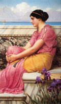Quadro decorativo "A New Arrival" de John William Godward, retratando uma mulher em vestes clássicas rosa e amarela, sentada em um banco de mármore com vista para o mar e montanhas.