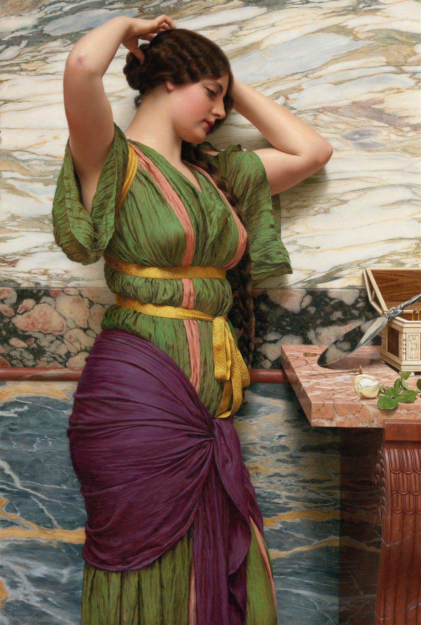 Mulher em vestes clássicas verdes e roxas, preparando-se para o banho, encostada em uma parede de mármore com espelho e acessórios de toucador ao lado. Obra de John William Godward.