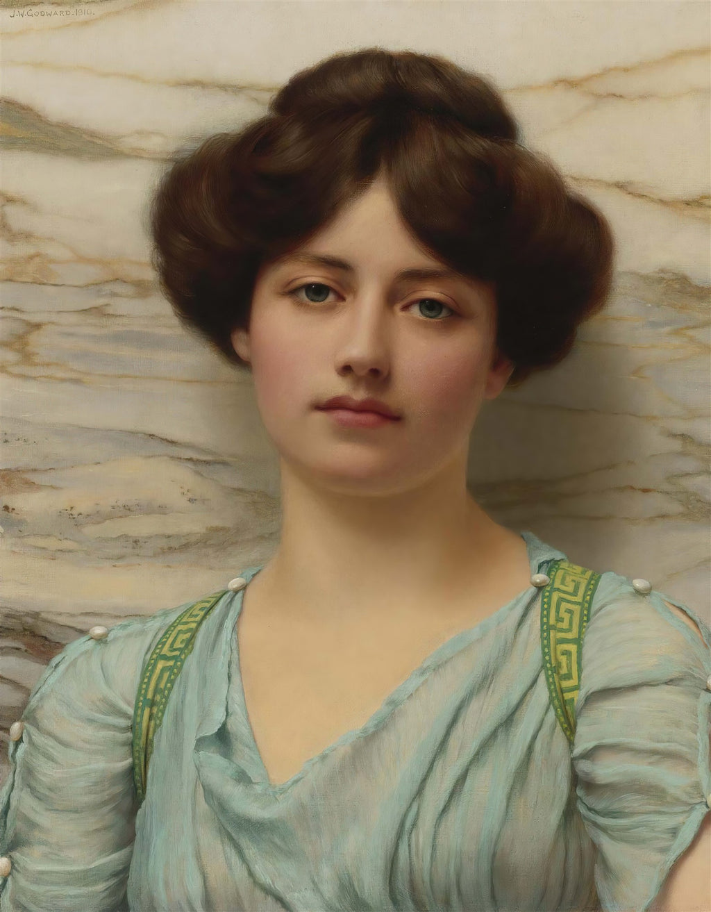 Retrato de uma jovem mulher de cabelos escuros e olhos azuis, vestindo um drapeado azul-claro, com um fundo de mármore. A pintura é de John William Godward.