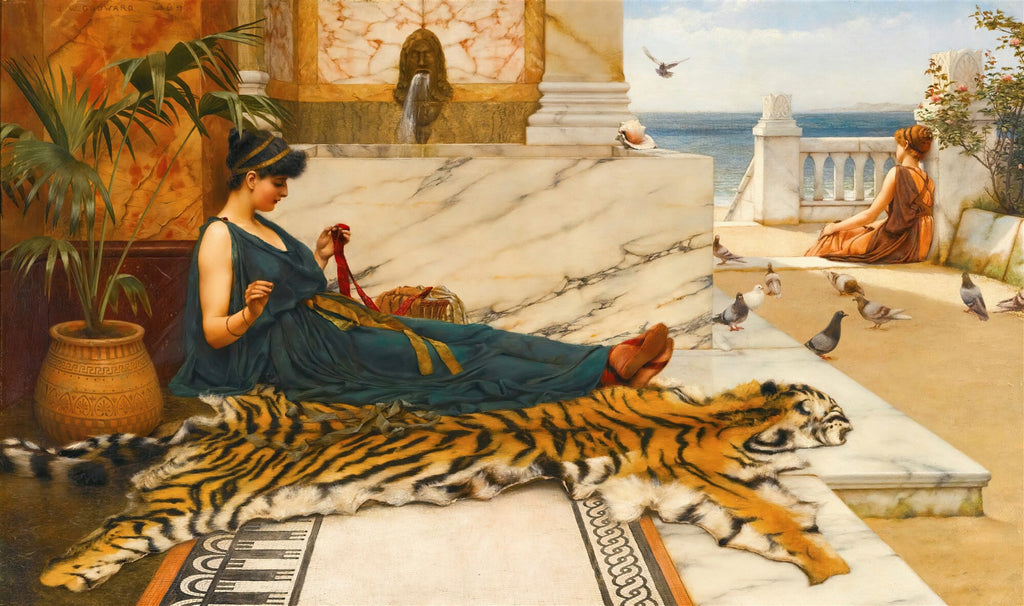 Quadro decorativo 'A Hora do Ócio' de John William Godward, retratando uma mulher em vestes clássicas sentada sobre uma pele de tigre, tecendo à beira-mar com outra mulher ao fundo e pombos próximos.