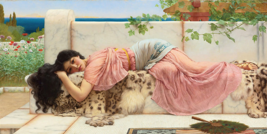 Quadro decorativo 'A Hora do Ócio' de John William Godward, retratando uma mulher reclinada sobre uma pele de leopardo em um terraço com vista para o mar.