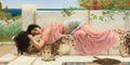 Quadro decorativo 'A Hora do Ócio' de John William Godward, retratando uma mulher reclinada sobre uma pele de leopardo em um terraço com vista para o mar.