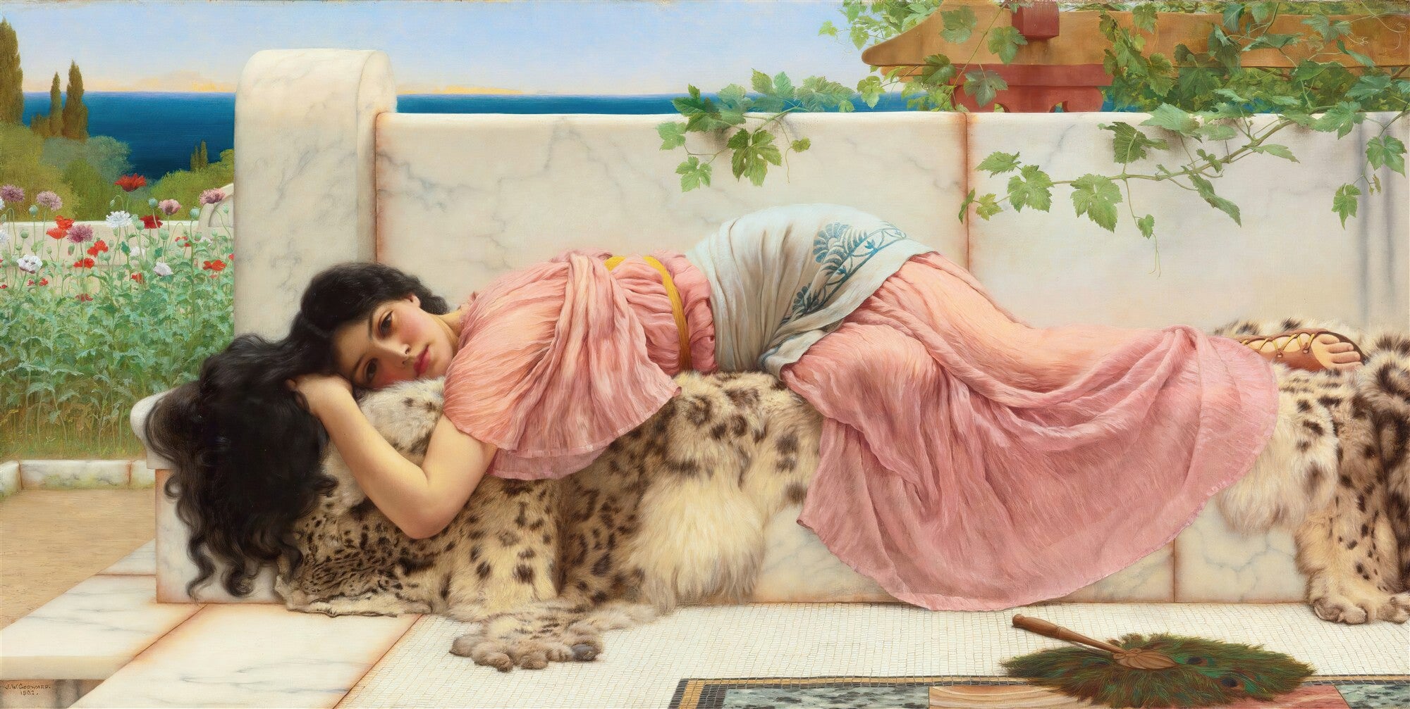 Quadro decorativo 'A Hora do Ócio' de John William Godward, retratando uma mulher reclinada sobre uma pele de leopardo em um terraço com vista para o mar.