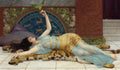Mulher deitada em pele de tigre acariciando um pássaro verde, com fundo de mosaico azul e verde, em estilo clássico de John William Godward.