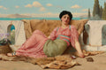Mulher reclinada em vestes clássicas, com uma tartaruga e cerejas, em um terraço com vista para o mar e montanhas, obra de John William Godward.