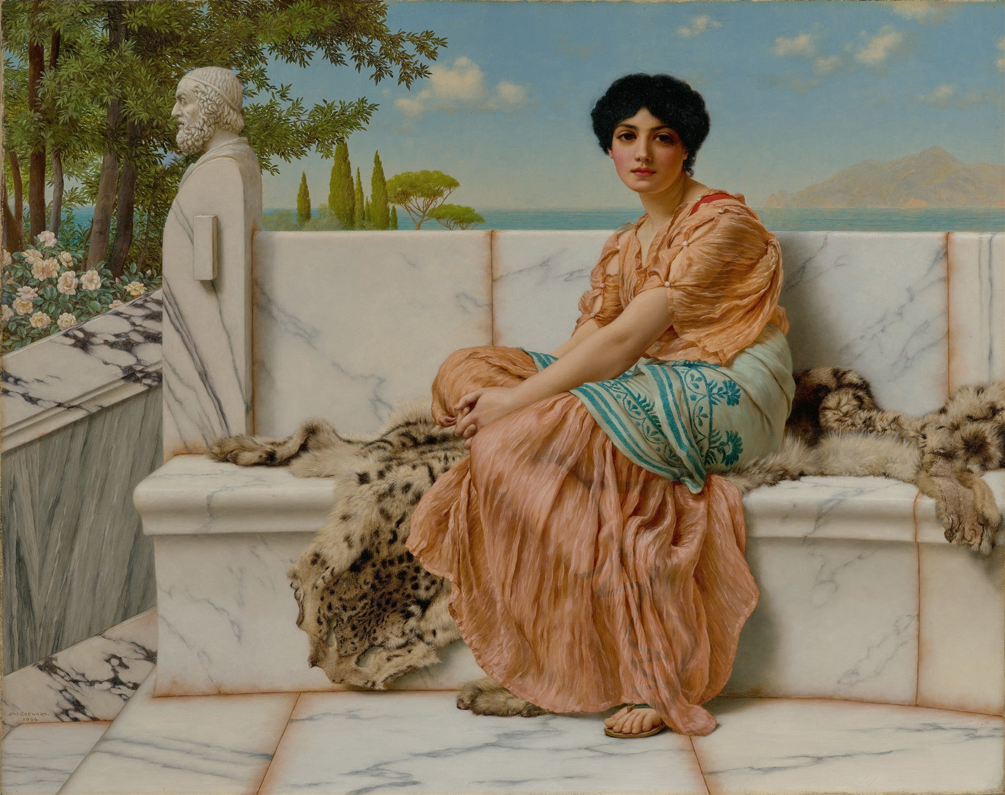 Mulher vestida com túnica sentada em banco de mármore branco, com um olhar sereno e clássico. A paisagem ao fundo é de mar e montanhas com vegetação densa.