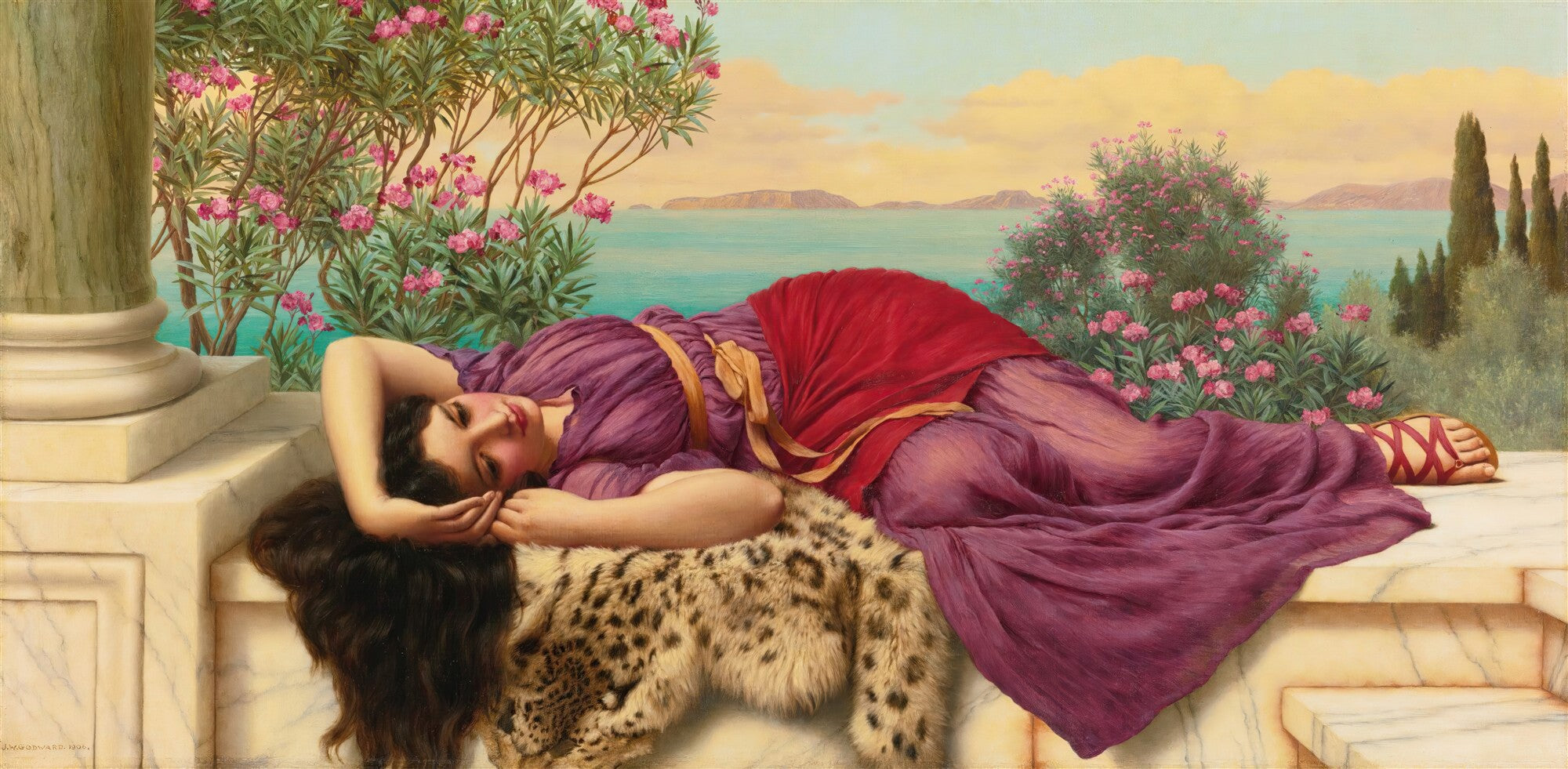 Mulher reclinada em vestes roxas e vermelhas sobre pele de leopardo, com pilares e folhagens rosas ao fundo e mar azul. Obra de John William Godward.