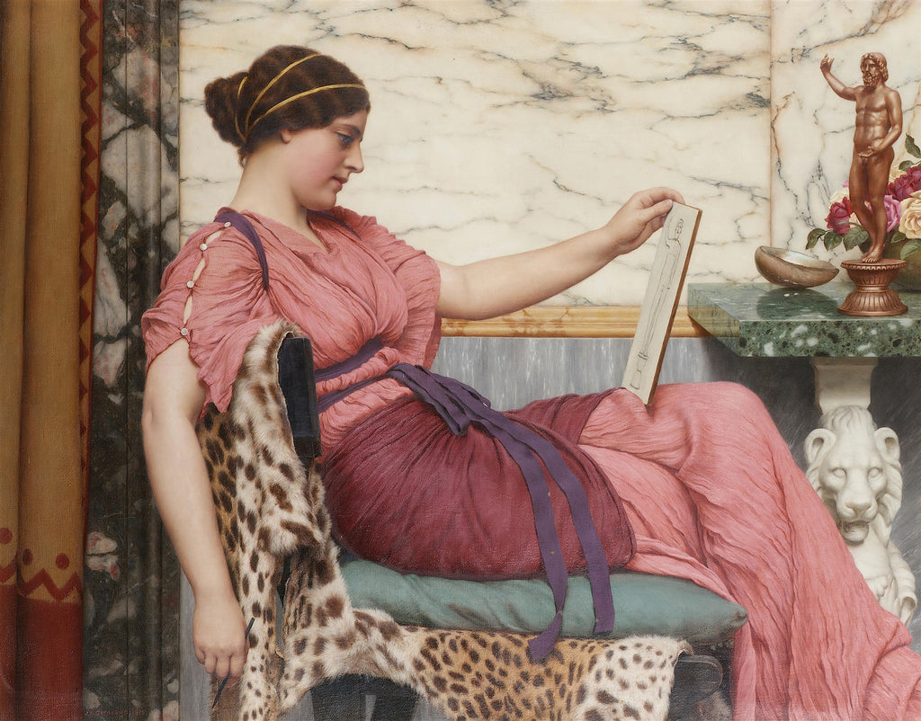 Mulher jovem em traje clássico rosa, sentada em uma cadeira com pele de leopardo, lendo uma tábua. Ao fundo, mármore e uma estatueta.