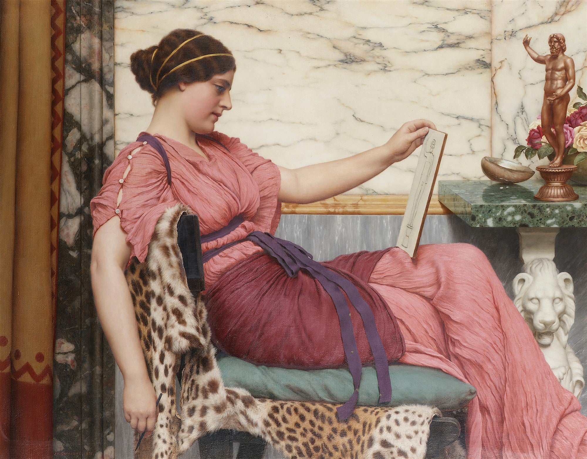 Mulher jovem em traje clássico rosa, sentada em uma cadeira com pele de leopardo, lendo uma tábua. Ao fundo, mármore e uma estatueta.