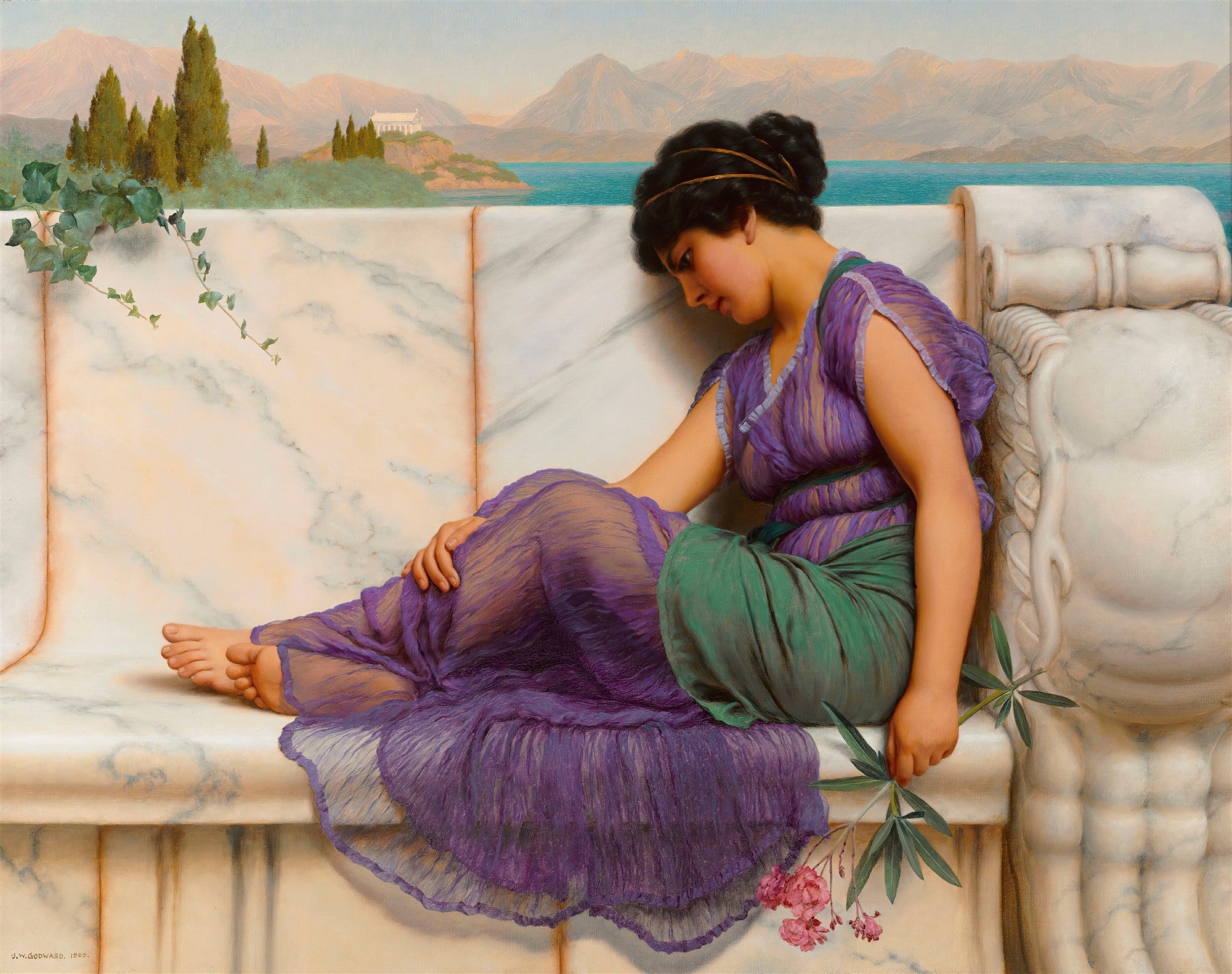 Mulher em traje roxo e verde, sentada em banco de mármore, com paisagem mediterrânea ao fundo, em quadro de John William Godward.