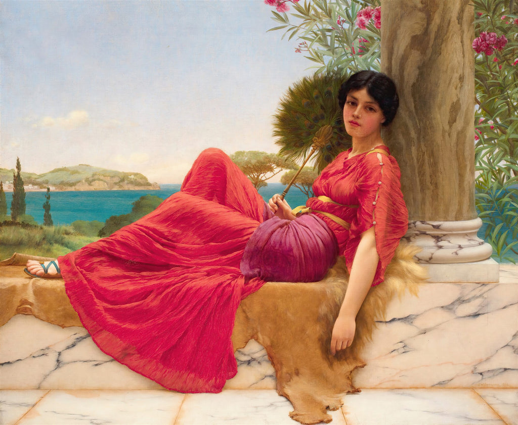 Mulher em vestido vermelho vibrante e drapeado, reclinada em uma pose relaxada, com um leque de pavão na mão, em uma varanda com vista para o mar azul e a costa. A cena é adornada por uma coluna clássica e folhagens floridas.