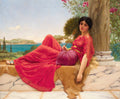 Mulher em vestido vermelho vibrante e drapeado, reclinada em uma pose relaxada, com um leque de pavão na mão, em uma varanda com vista para o mar azul e a costa. A cena é adornada por uma coluna clássica e folhagens floridas.