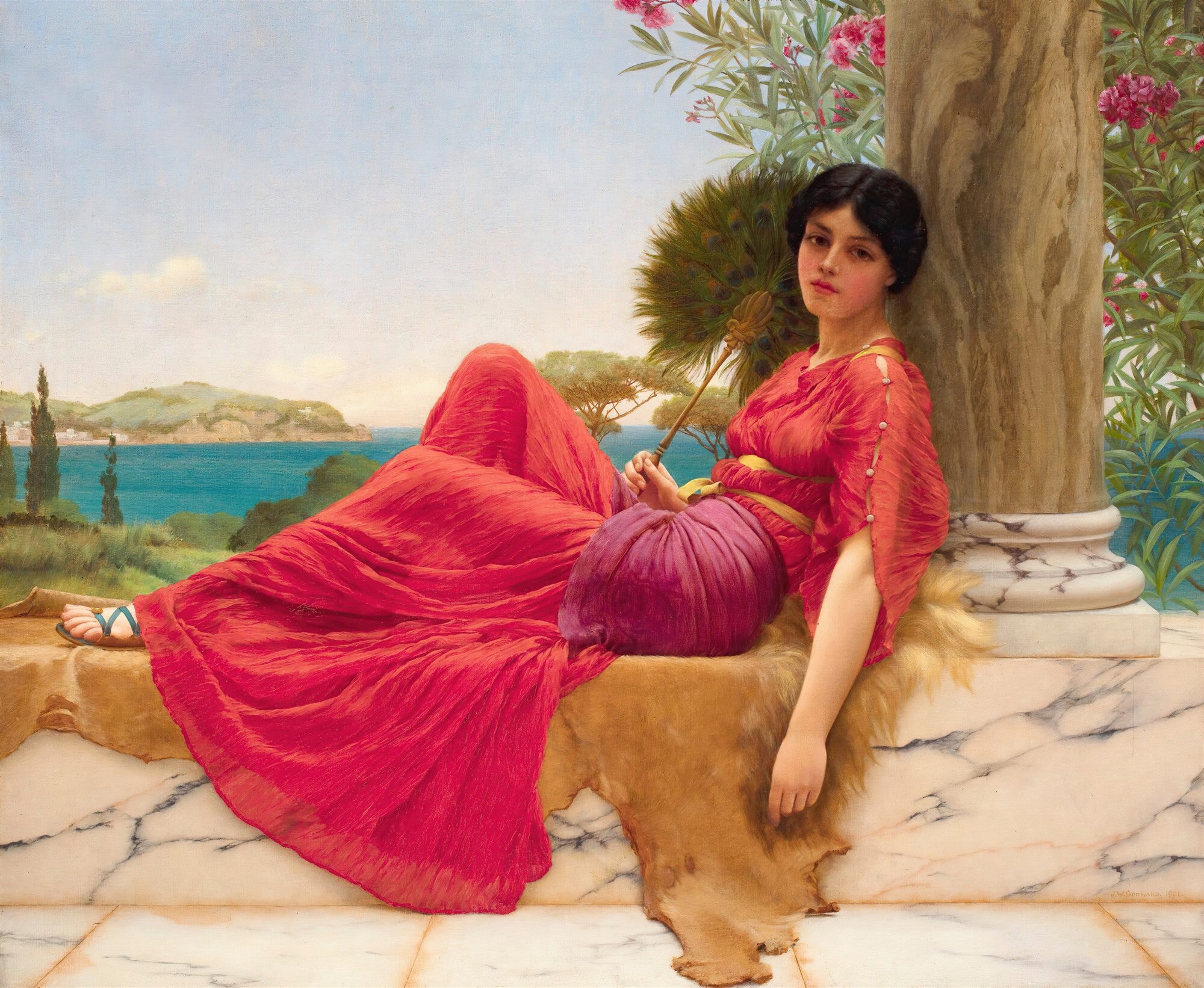 Mulher em vestido vermelho vibrante e drapeado, reclinada em uma pose relaxada, com um leque de pavão na mão, em uma varanda com vista para o mar azul e a costa. A cena é adornada por uma coluna clássica e folhagens floridas.