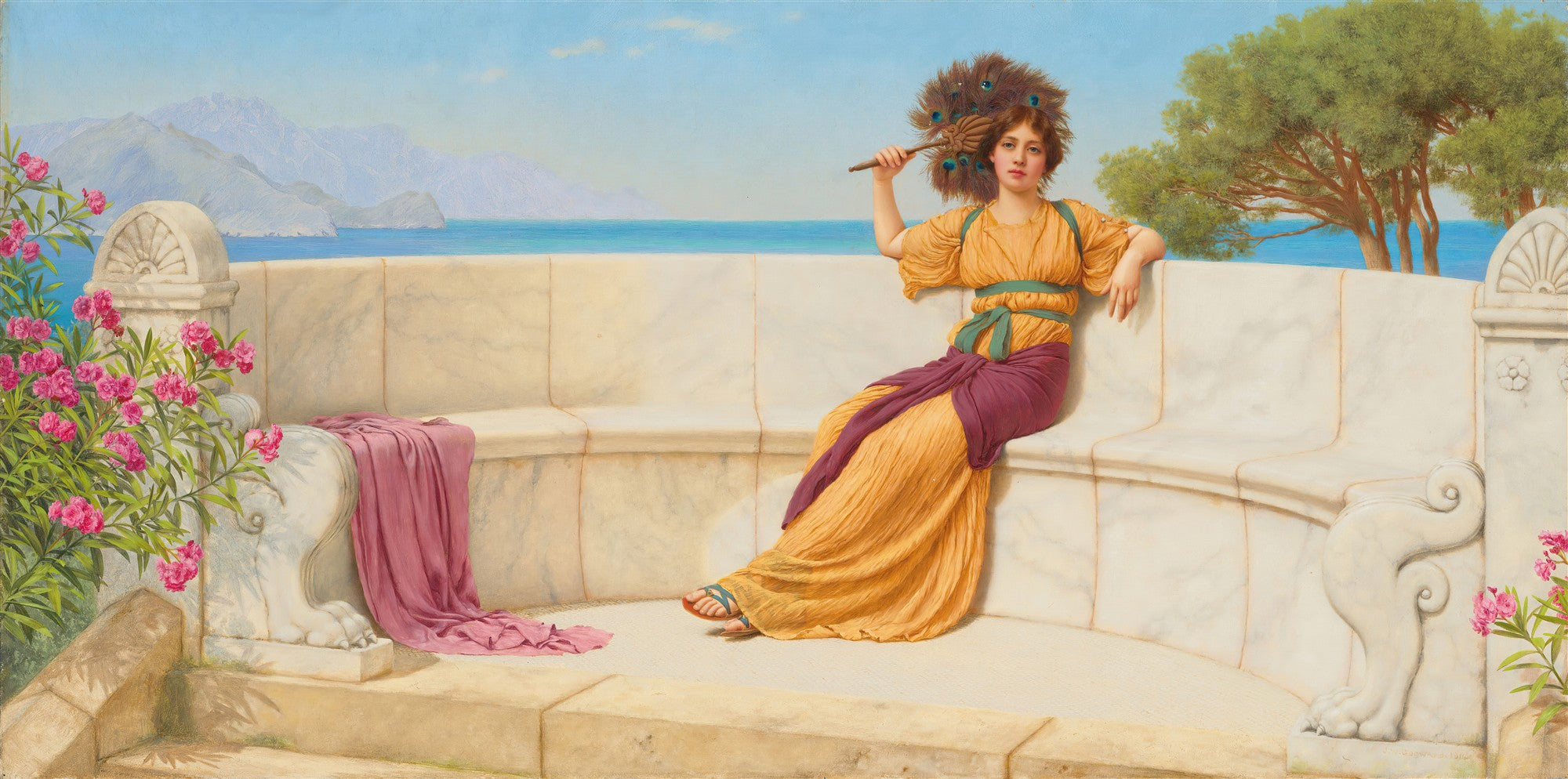 Quadro decorativo mostrando uma mulher sentada em um banco de mármore em um terraço com vista para o mar, segurando um leque de pavão, em estilo clássico de Godward.