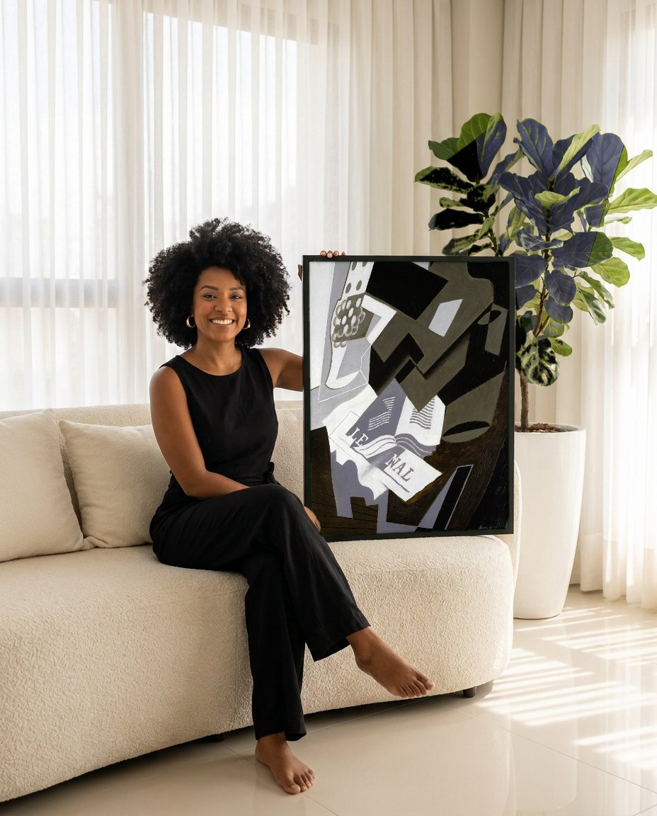 Quadro Decorativo Natureza-Morta com Jornal - Juan Gris com modelo em ambiente